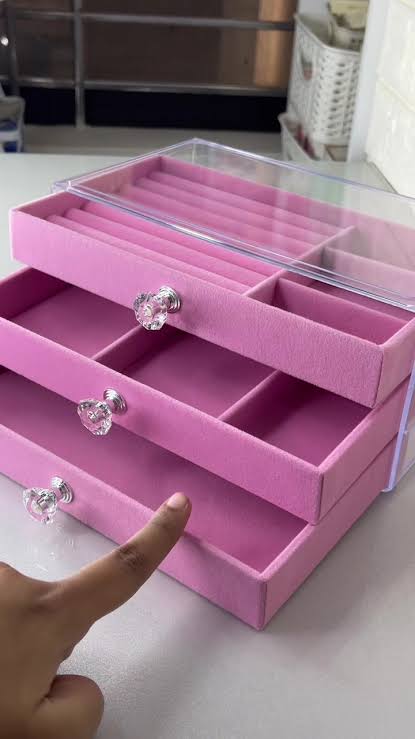 Jewellery storage box with 3 compartments