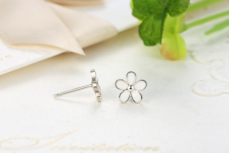 White Daisy Flower Stud Earrings