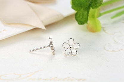 White Daisy Flower Stud Earrings