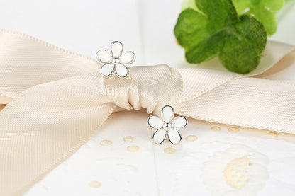 White Daisy Flower Stud Earrings