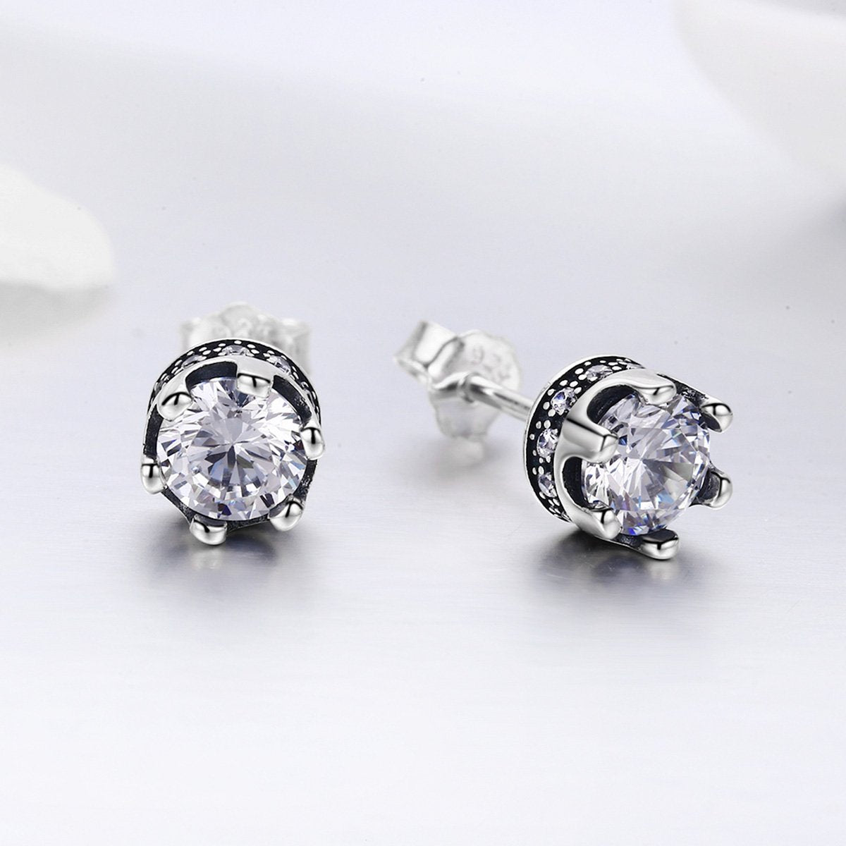 High Quality 100% 925 Sterling Silver Princess Crown Luminous Clear CZ Stud Earrings for Women Fashion Jewelry SCE311